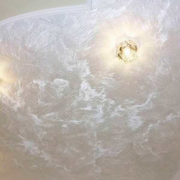 фактурный натяжной потолок с белым
