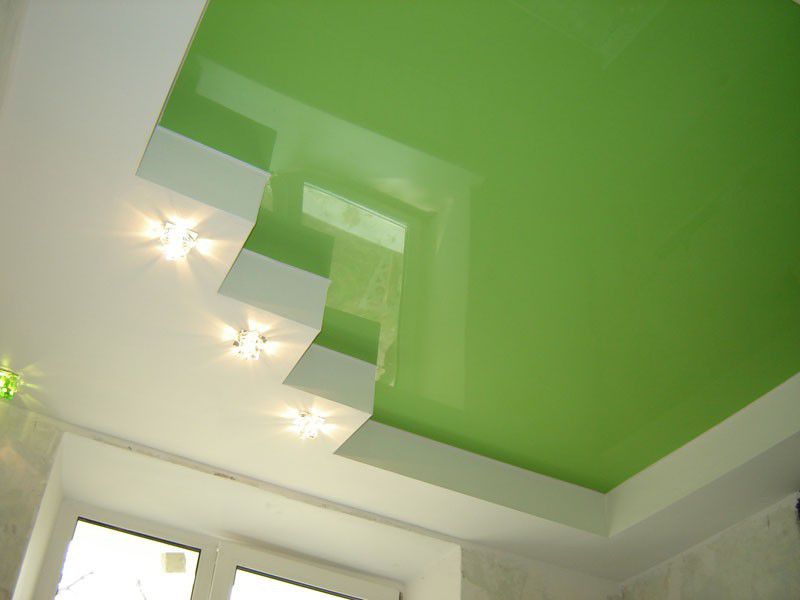глянцевый натяжной потолок зеленый