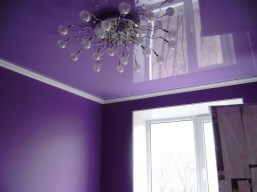 глянцевый натяжной потолок фиолетовый