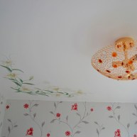 сатиновый натяжной потолок с цветком