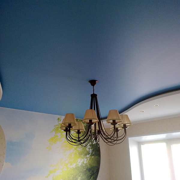 сатиновый натяжной потолок синий